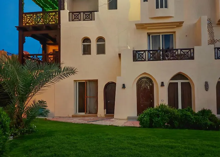Apartment Luxury Poolside Retreat Elegant Within A Seafront *