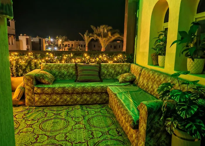 Luxury Poolside Retreat Elegant Within A Seafront *